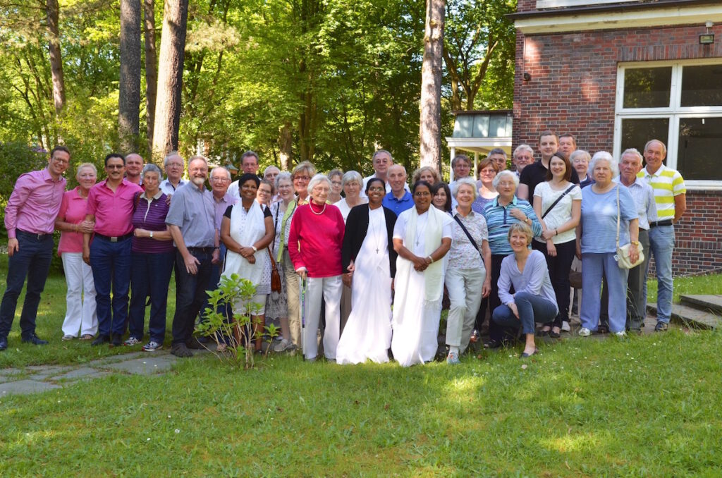 Gruppenbilder der Helferkreise der Helpers of Mary