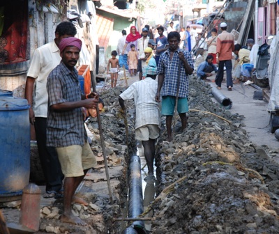 In Slums, die zum Teil seit vielen Jahren bestehen, werden nachträglich Abwasserleitungen verlegt, wie hier in Malwani, einem großen Slum in Mumbai (früher Bombay)