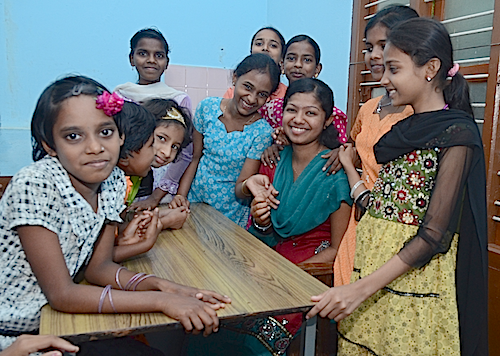 Nachhilfelehrerin Archana umgeben von Mädchen in Anugraha