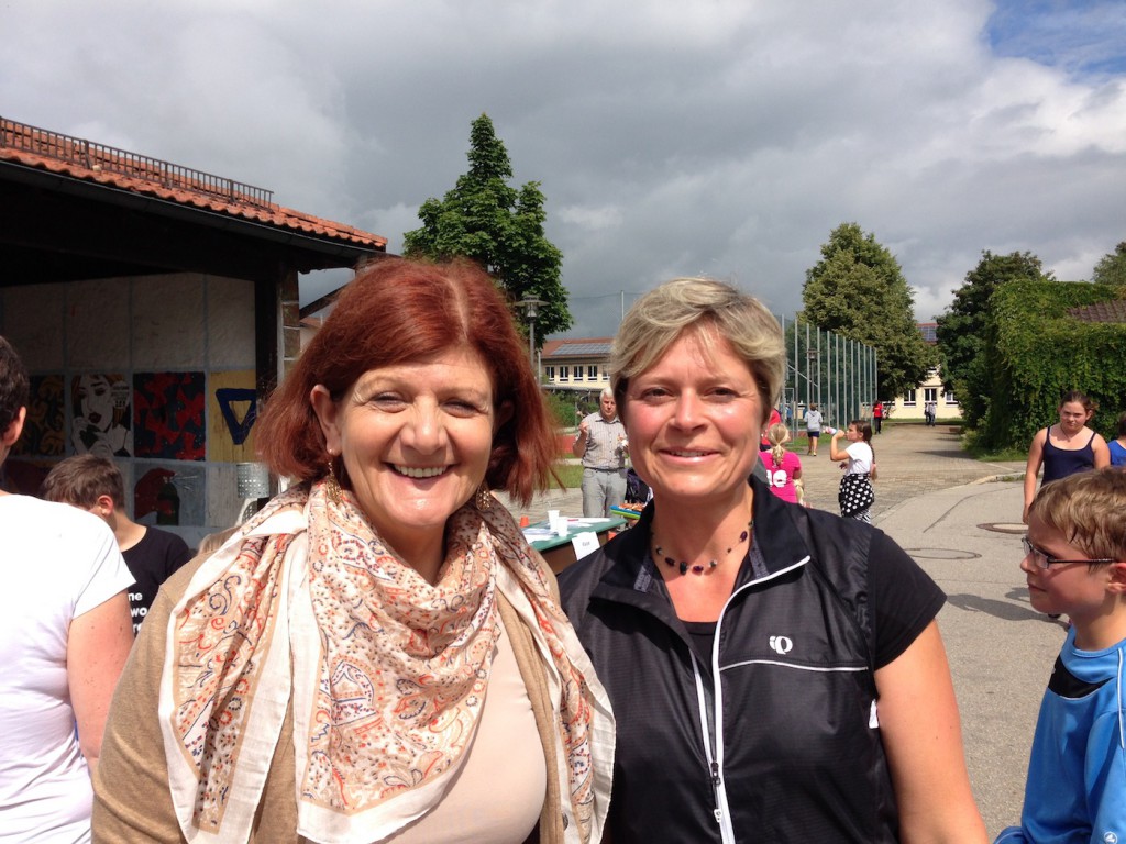 Eva Siglbauer, Rektorin in Fridolfing (links) und Sabine Kronbichler, Vorsitzende des Elternbeirats der Grundschule, die selbst einen knappen Halbmarathon mitlief.