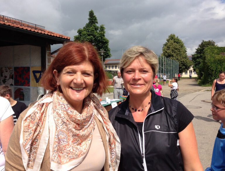 Eva Siglbauer, Rektorin in Fridolfing (links) und Sabine Kronbichler, Vorsitzende des Elternbeirats der Grundschule, die selbst einen knappen Halbmarathon mitlief.