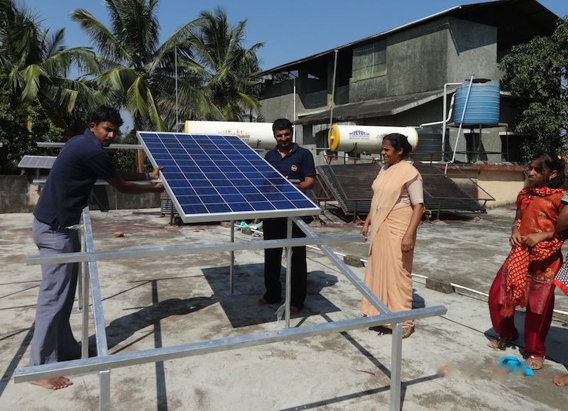 Installation der Solaranlage in Shanti Dhama