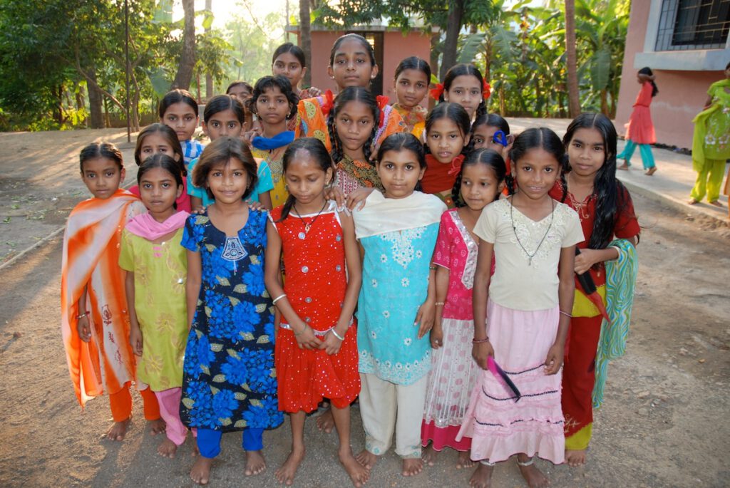 Zweites Kleid für die Adivasi-Mädchen in Dadra über betterplace.org