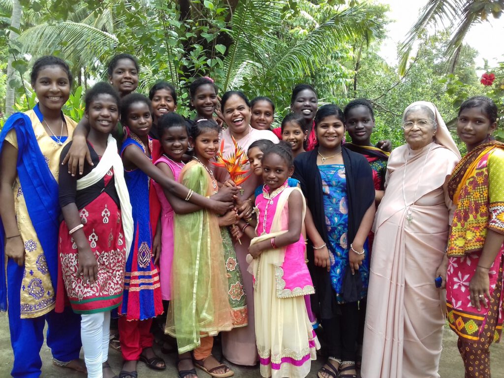 Sister Philomena inmitten der Mädchen in Anugraha