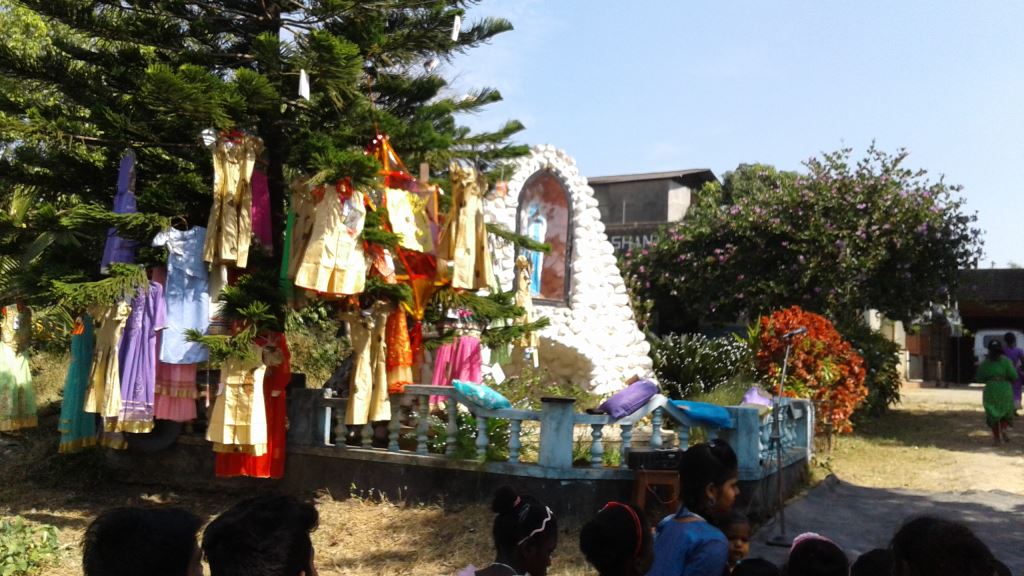 Kleider im Weihnachtsbaum in Shanti Dhama