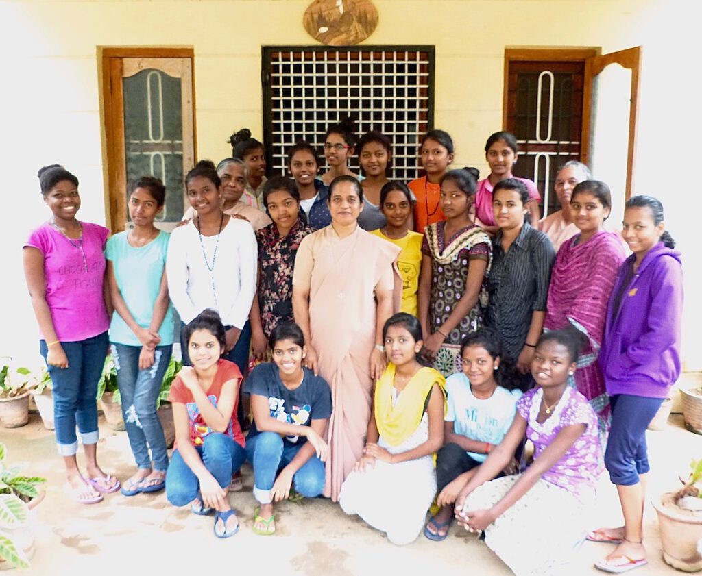 Sr. Leelavathi und Mädchen in Premanjali
