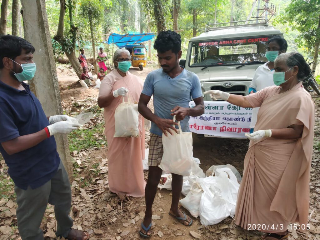 Die Schwestern verteilen Lebensmittelpakete an bedürftige Familien in abgelegen Dörfern