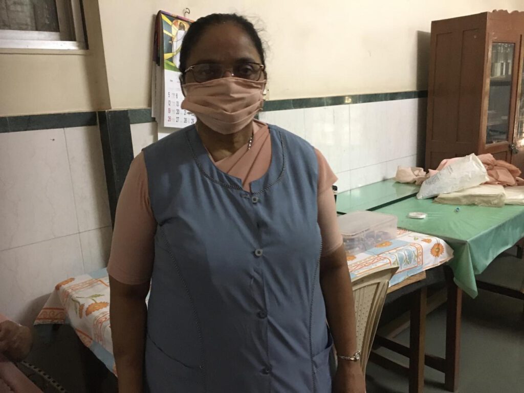 In der Zentrale in Mumbai produzieren die Schwestern 1.000 Masken, um sie an die Bevölkerung zu verteilen. 