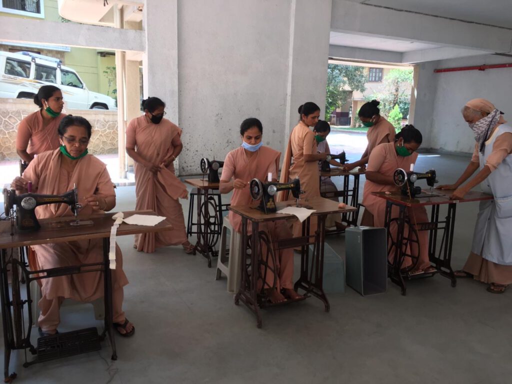 In der Zentrale in Mumbai produzieren die Schwestern 1.000 Masken, um sie an die Bevölkerung zu verteilen. 