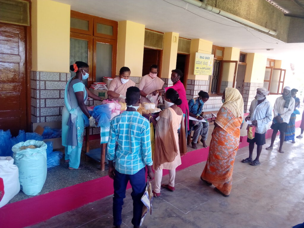 Die Helpers of Mary in Shantidhama geben Nahrungsmittel an Dorfbewohner aus