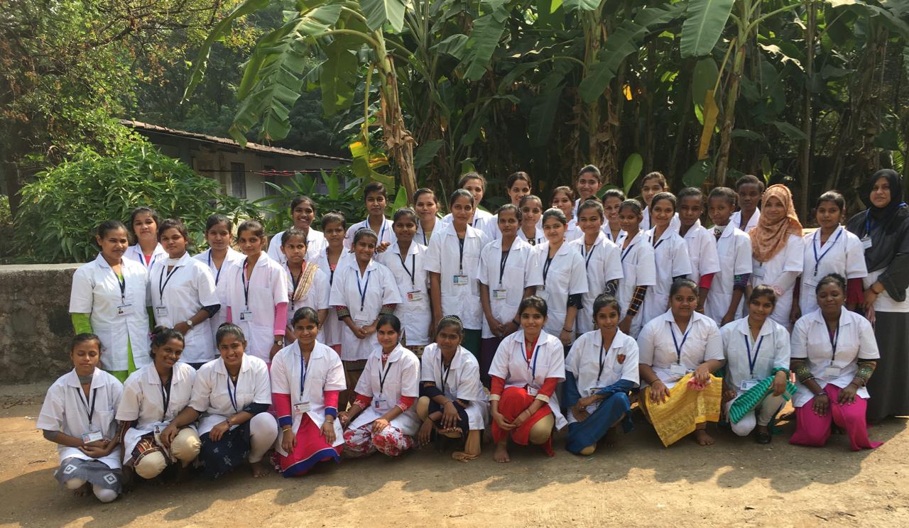 Gruppenbild der 50 Mädchen, die in diesem Jahr die Prüfung erfolgreich absolviert haben.