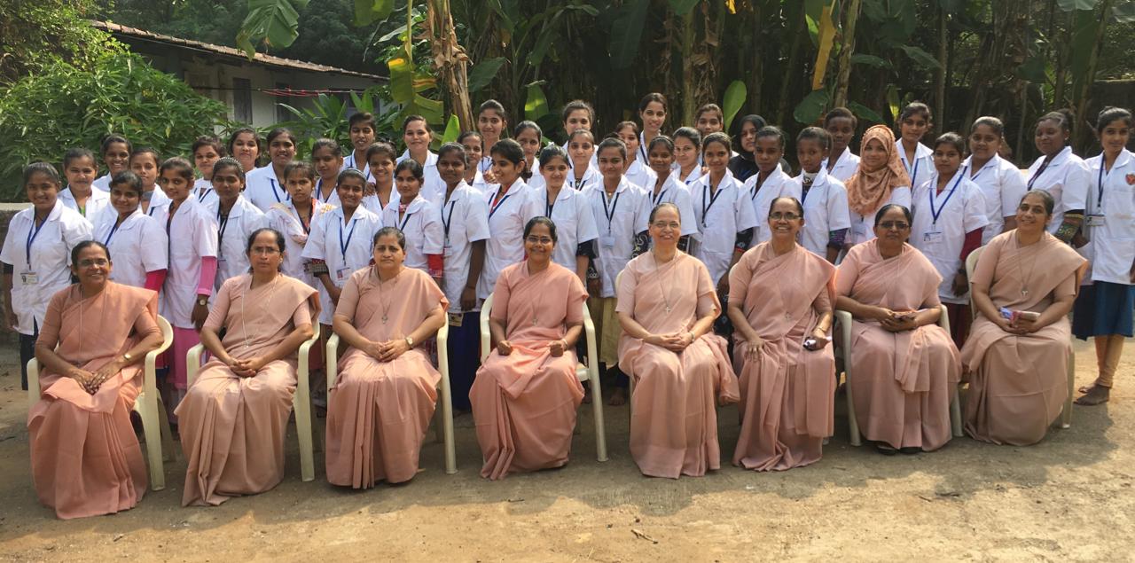 Die Schwestern freuen sich zum 11. Mal in Folge über einige Dutzend neue Sanitäterinnen, die in Indien dringend gebraucht werden.