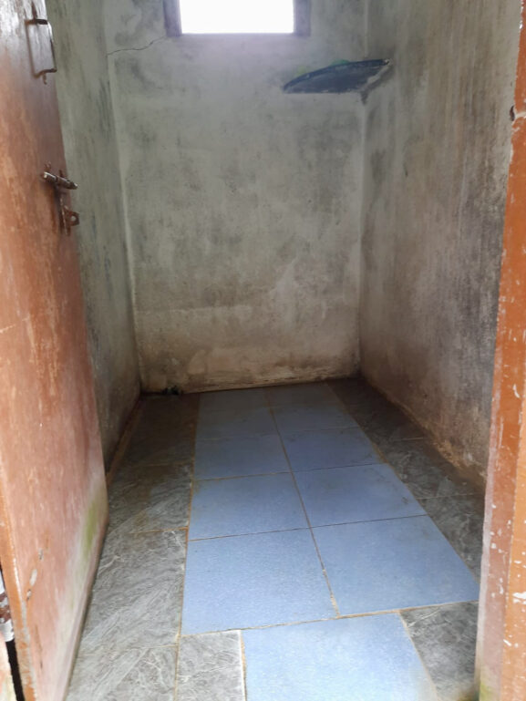 Im feucht-heißen Klima setzen die Wände der Sanitäranlagen leicht Moos an.