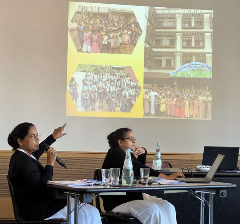 Sister Pushpy hält eine Powerpoint-Präsentation beim jährlichen Treffen der Andheri-Helferkreise.