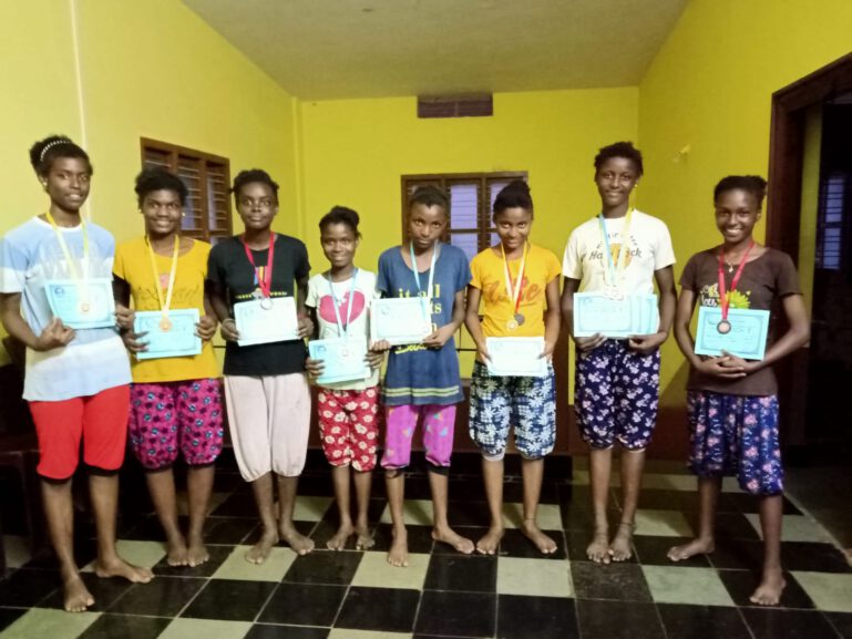 Die Gewinnerinnen der Sportwettbewerbe aus Anugraha.