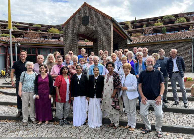 Gruppenfoto der rund 40 Teilnehmer des jährlichen Helferkeistreffens vor dem Maternushaus in Köln