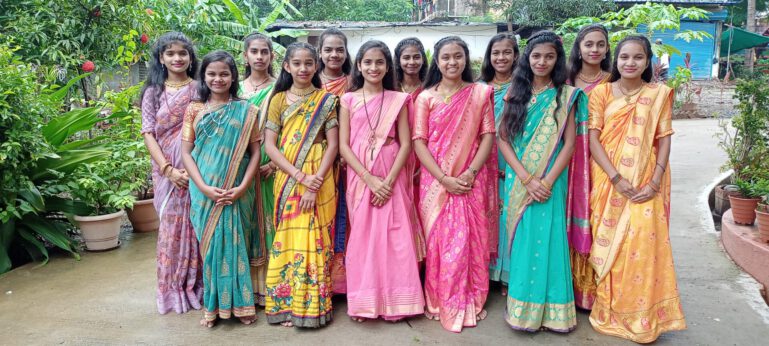 Mädchen in Balwatika feiern den "Teacher's Day" und verkleiden sich als Lehrerinnen 