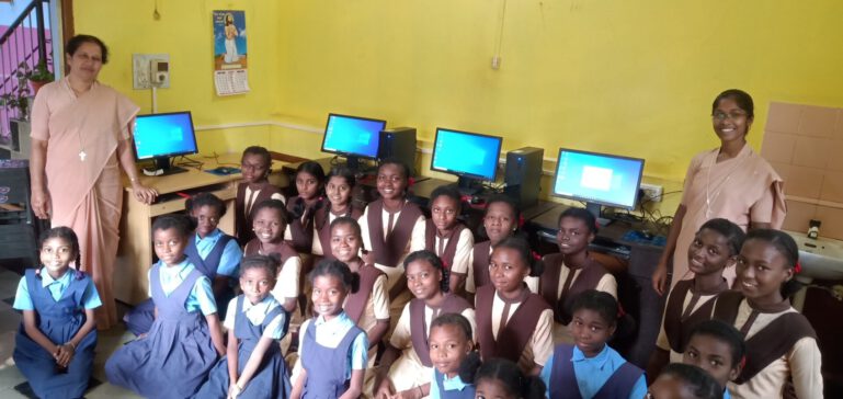 Schwestern und Kinder in Anugraga im neu ausgestatteten Computerraum