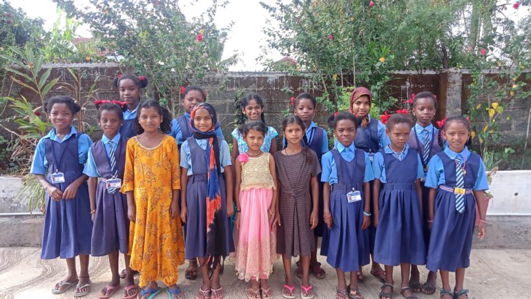 Knapp 20 neue Mädchen wurden in diesem Jahr in Anugraha aufgenommen.