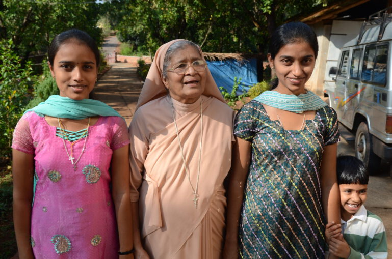 Sr. Kalyani mit Mädchen in Anugraha (2013)