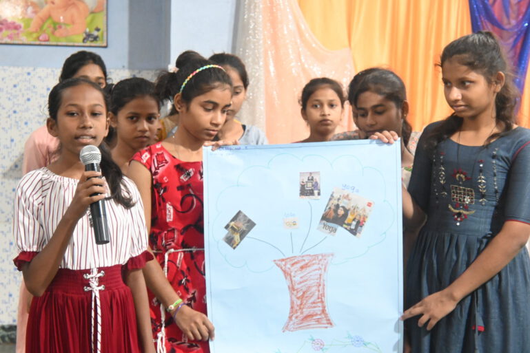 Balwatika Mädchen präsentieren ihre Poster