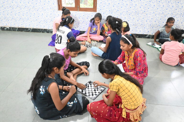 Schachspielende Mädchen in Balwatika