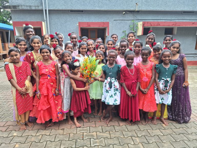 Auch in Shanti Dhama wurde der „Children’s day“ mit Obst, Blumen und Süßigkeiten gefeiert