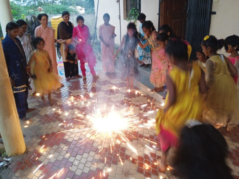 Lichter und Feuerwerk in Kripa Nilaya