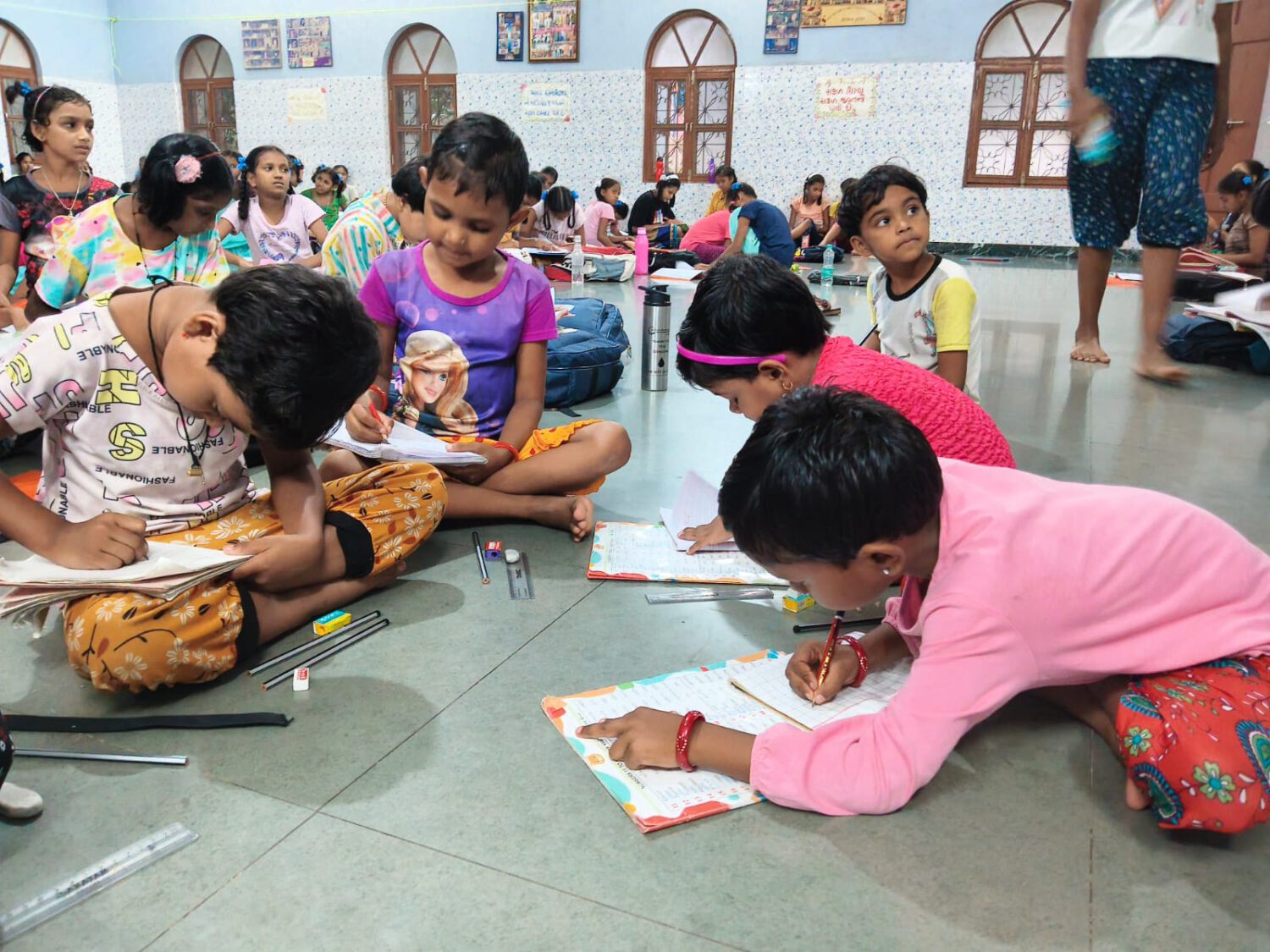 1. Hausaufgaben auf dem Steinboden: „Konzentriert bei der Arbeit – mit Nachhilfe wird aus Fleiß Erfolg.“