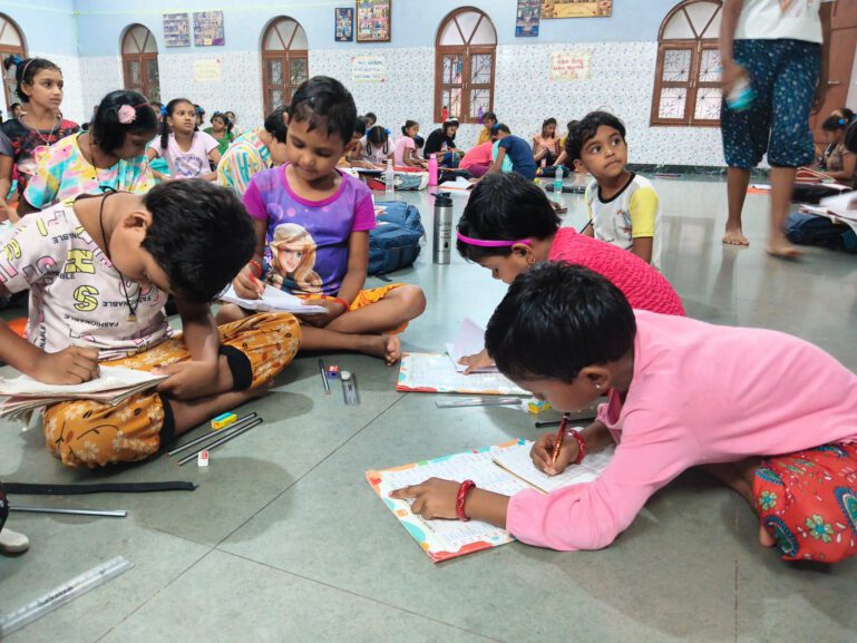 1.Hausaufgaben auf dem Steinboden: „Konzentriert bei der Arbeit – mit Nachhilfe wird aus Fleiß Erfolg.“