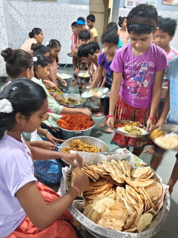 Essensausgabe beim Special Dinner: „Gemeinsam genießen: Pav-Bhaji-Abend – Freude, die man teilt.“