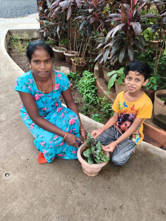 Pflanz- und Feldaktion: „Vom Rosenstöckchen bis zum Reissetzling – jedes Kind pflegt ‚seine‘ Pflanze und lernt Natur praktisch kennen.