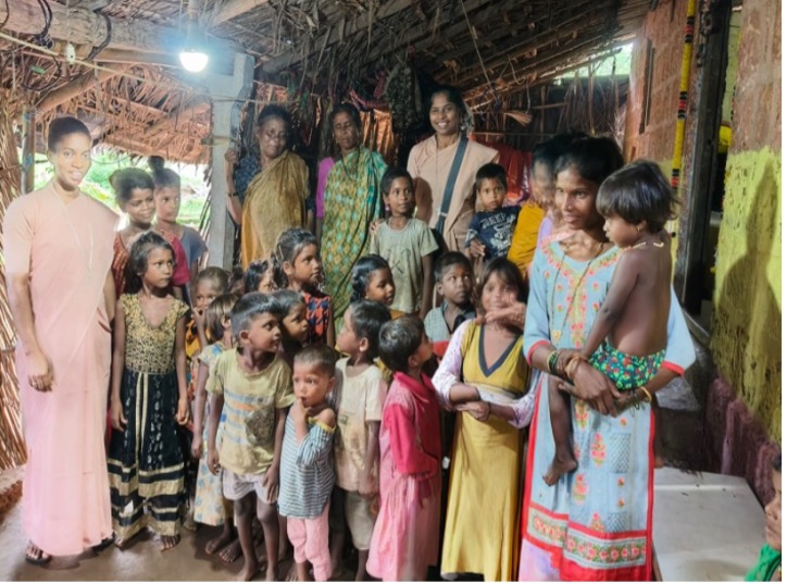 Katkari-Kinder in Vengurla erhalten durch die Schwestern der Helpers of Mary Unterstützung für ihre Bildung