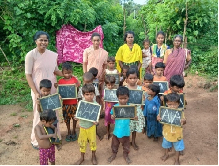 Katkari-Kinder in Vengurla erhalten durch die Schwestern der Helpers of Mary Unterstützung für ihre Bildung