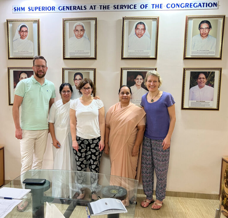 Treffen des LIFT Vorstandes mit Generaloberin Sr. Annie (rechts) und Finanzvorständin Sr. Smita in Andheri, Mumbai.