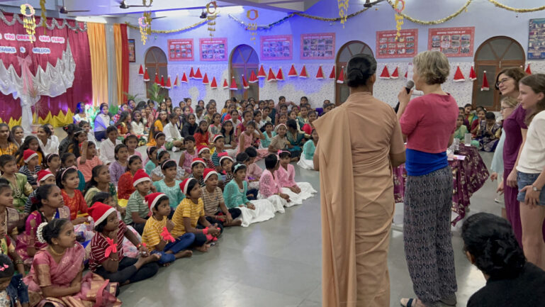 LIFT im Dialog mit den Kindern Kindern in Balwatika und Sr. Sonia.